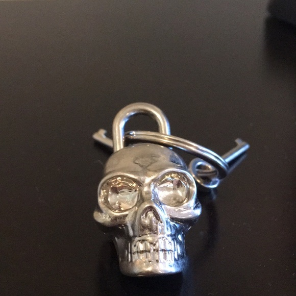 Alexander McQueen Accessories - Alexander McQueen Skull padlock key ring in silver